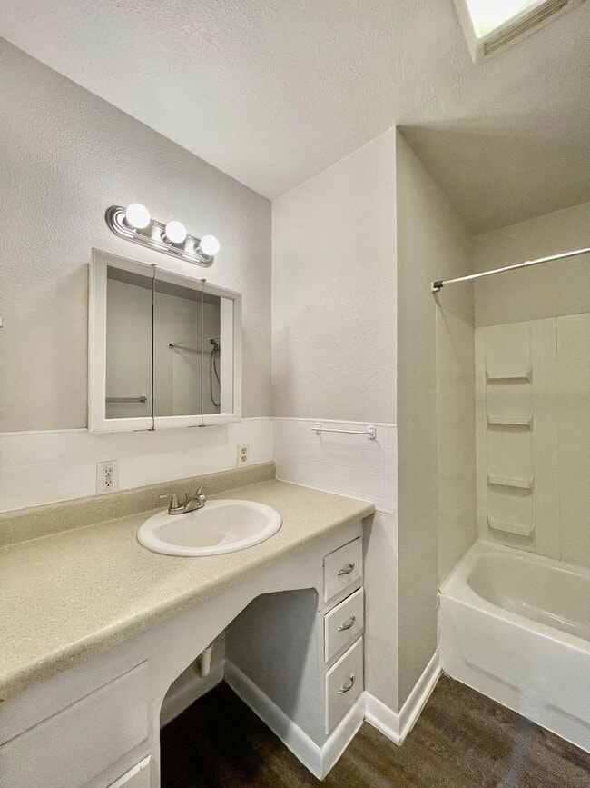 Foto del edificio - Centrally Located 2 Bedroom Home