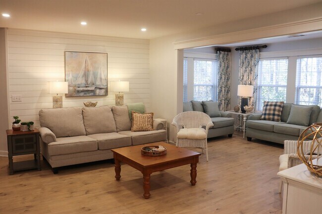 Foto del edificio - 4384 Daphne Ln