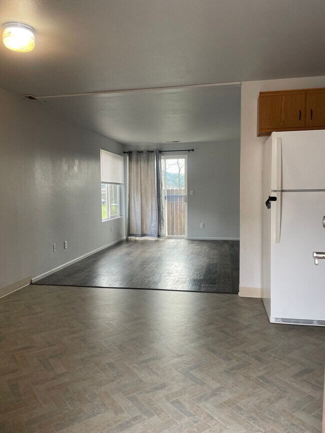 2076 NE Fairview Ave Unit A, Grants Pass, OR 97526 Apartments in