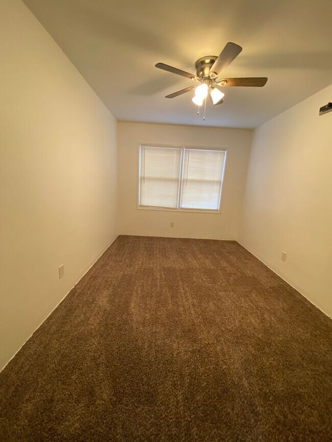 Foto del edificio - Upstairs 1 bedroom 1 bath unit with a one ...