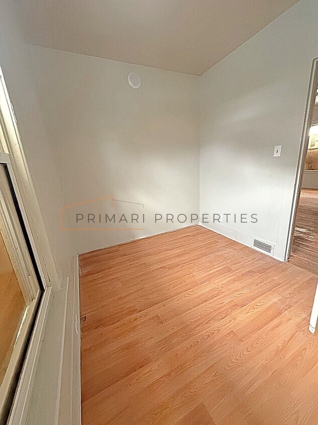 Foto del edificio - 3 Bedroom Home with Off-Street Parking