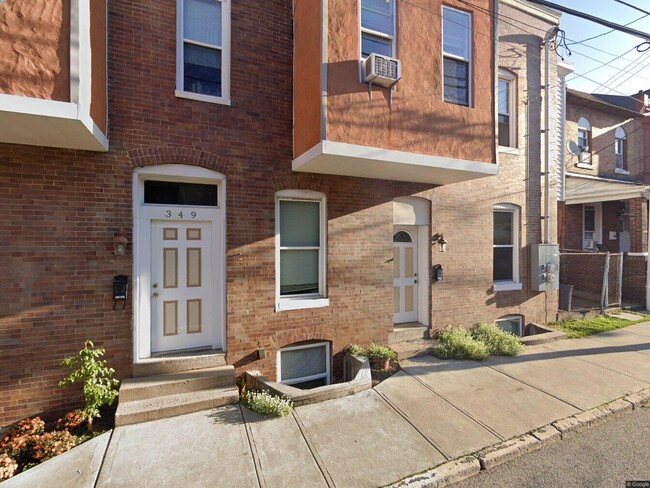 Building Photo - 349 Ophelia St