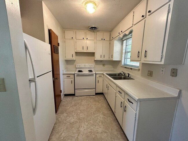 Foto del edificio - 205 Powell Dr