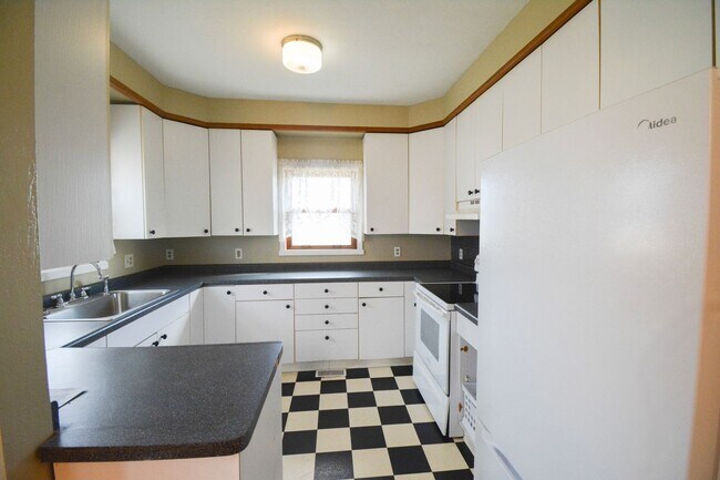 Foto del edificio - Spacious 4-Bedroom Country Home — All Util...