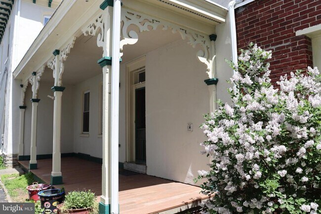 Building Photo - 421 Lyceum Ave