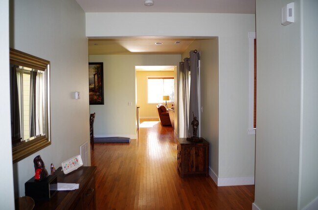 Foto del edificio - 4BR, 2.5 Bath + Loft DuPont Home