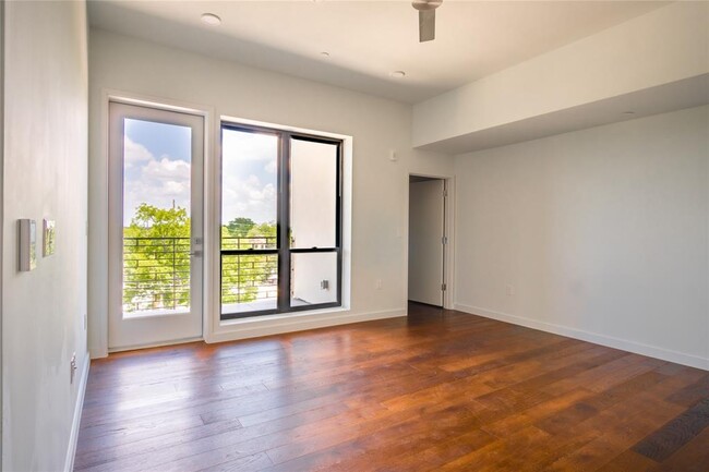 Foto del edificio - 1322 E 12th St