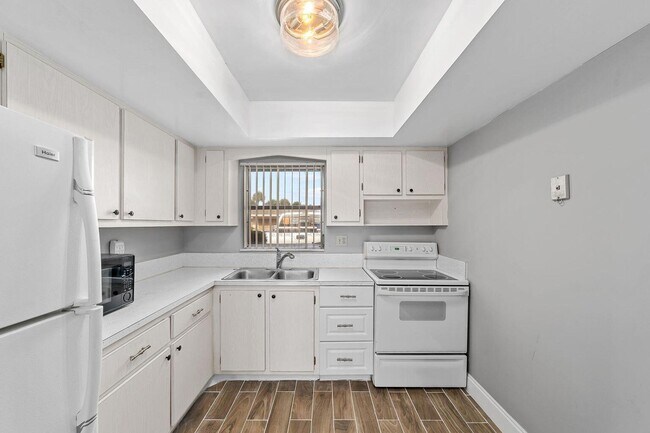 Building Photo - 2567 Dudley Dr W