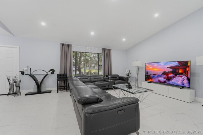 Foto del edificio - 606 Juniper Pl