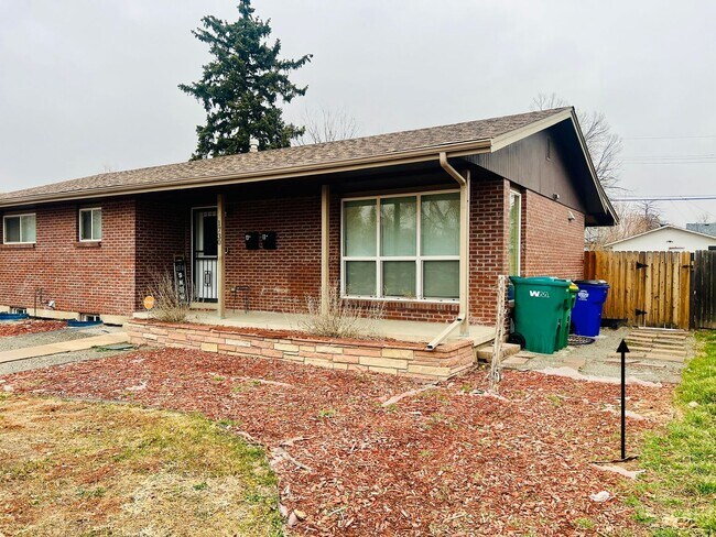 Building Photo - 3 Bed-1 Bathroom Available in Anshutz Medical Center Area - Duplex lower unit