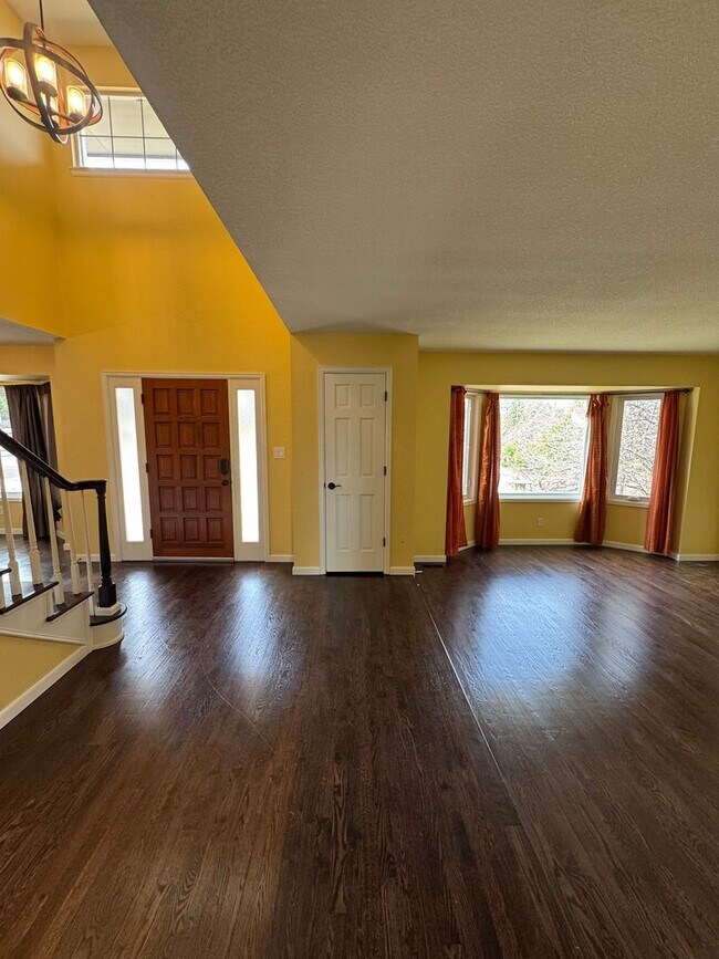 Building Photo - 5 Bedroom Home in Broadmoor Bluffs