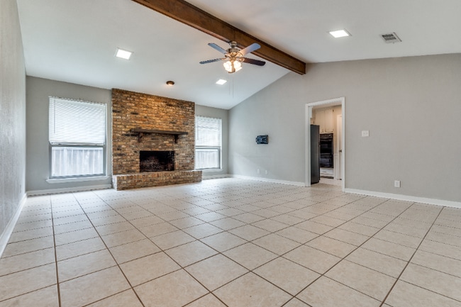 Building Photo - 2820 Clear Springs Dr