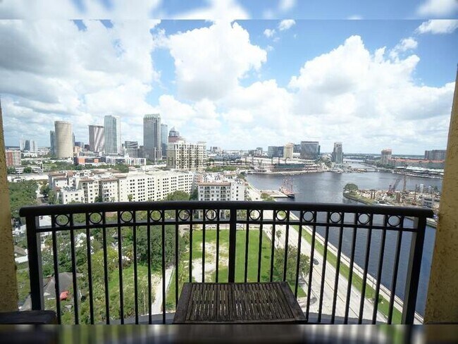 Foto del edificio - It's All About the View! Fully Furnished Luxury Living