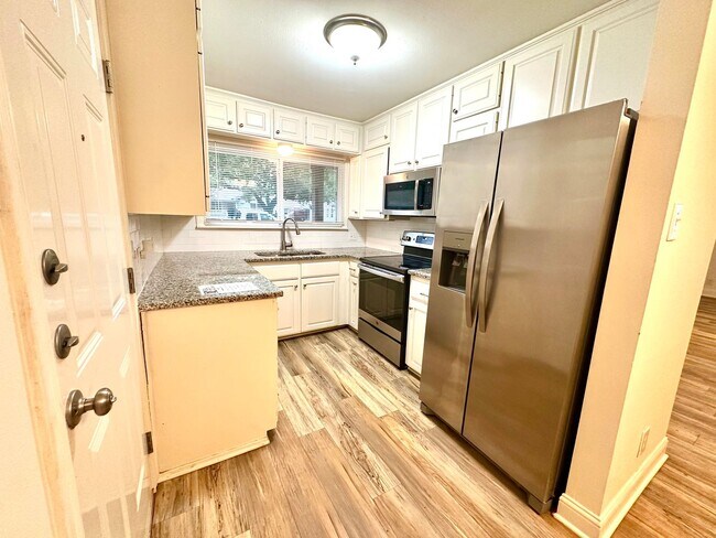 Foto del edificio - **Application Received ** Available Now! Charming 4-Bedroom Home with Modern Kitchen & Spacious B...