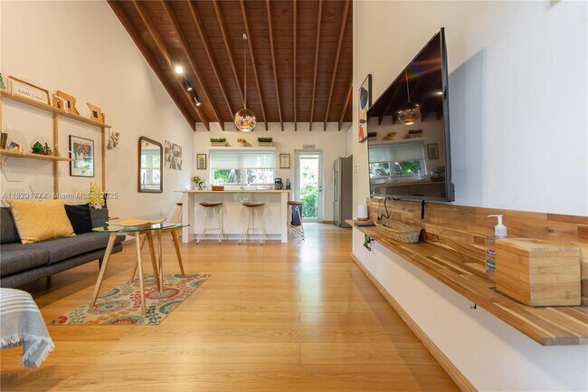 Foto del edificio - 521 NE 68th St