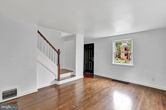 Building Photo - 331 Oakland St