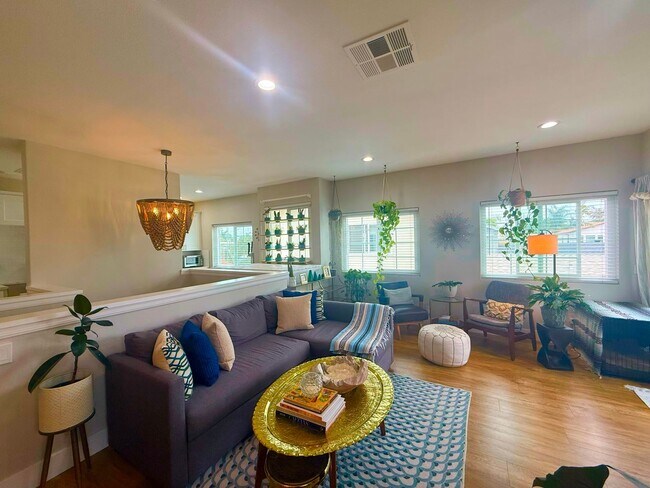 Foto del edificio - Stylish 3BR/2BA Coastal Home Just Blocks from the Beach