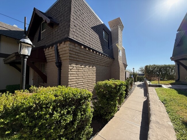 Foto del edificio - 500 Thunderbird Dr