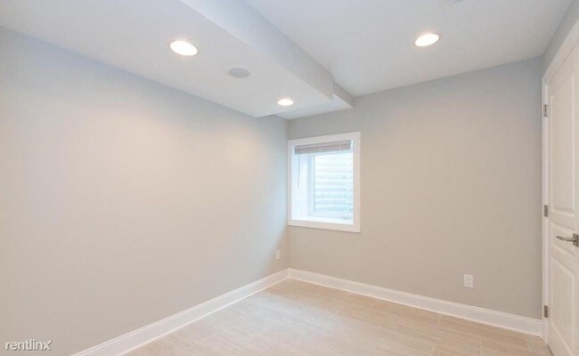 Building Photo - 2 br, 2 bath  - 2440 W Jefferson St