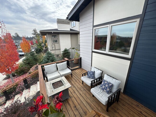 Building Photo - FULLY FURNISHED ALL-INCLUSIVE STUNNING HOM...