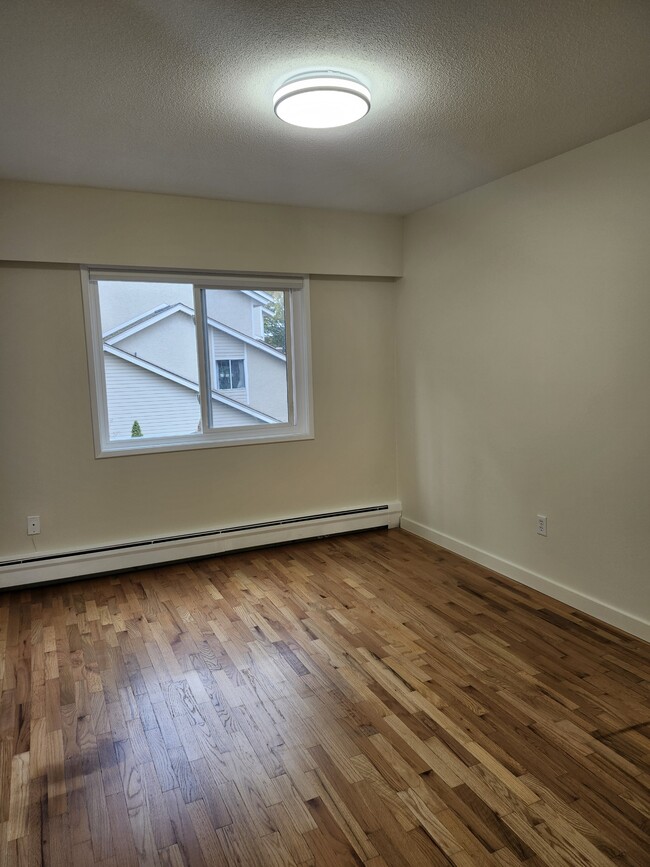 Photo du bâtiment - 1653 Oak Bay Ave