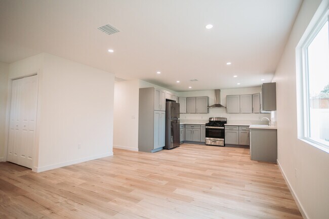 Building Photo - 9127 Hightree St