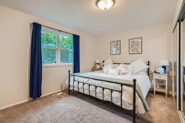 Foto del edificio - Beautiful 5 BDR Louisville Home/ Private Backyard