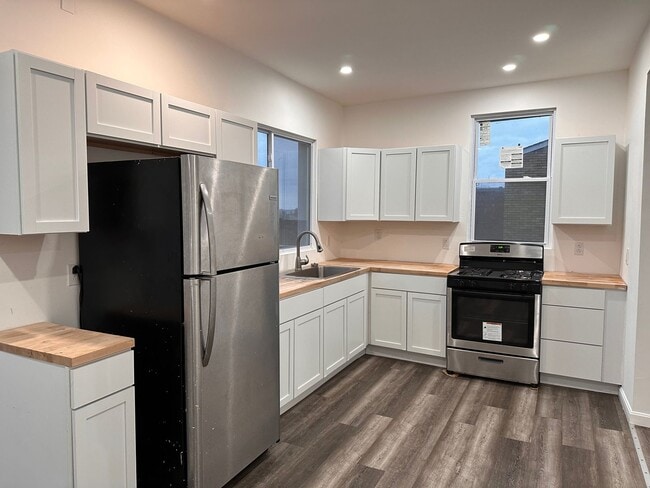 Building Photo - Spacious 4 2.5 bath home