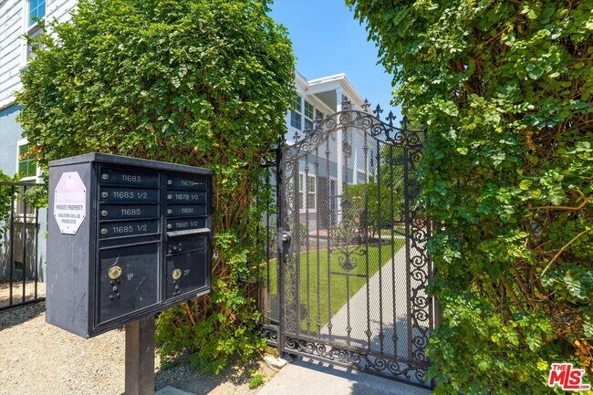 Foto del edificio - 11683 Chandler Blvd