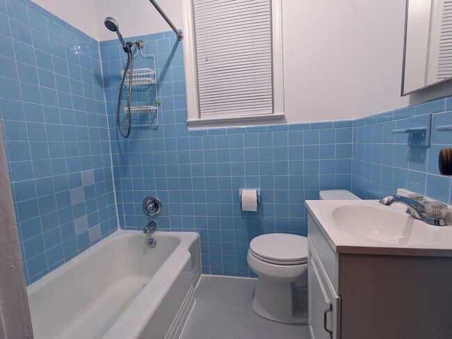 Baño - 176 Columbia Ave