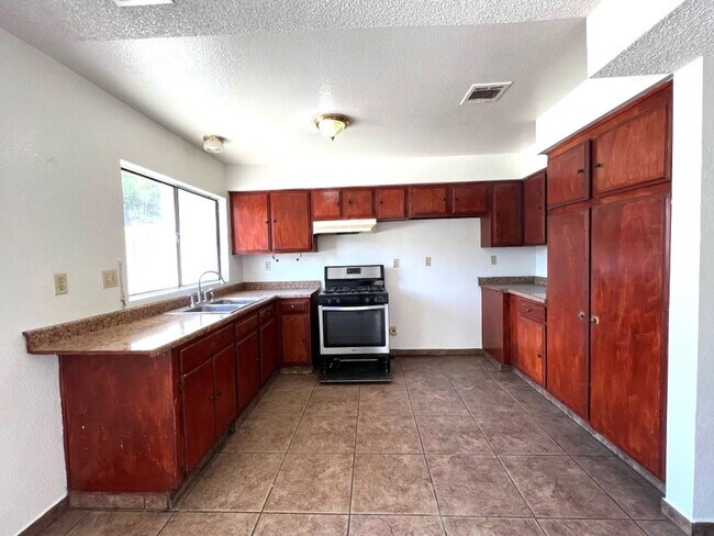 Building Photo - Beautiful 4 Bedroom, 2.5 Baths Single Fami...