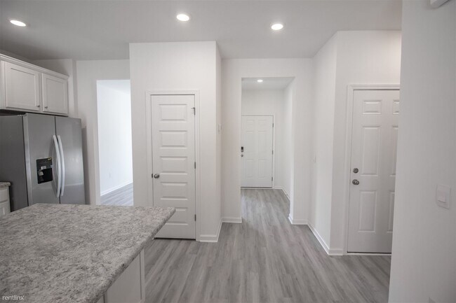 Building Photo - 4 br, 3.5 bath House - 30 Sandywoods Court