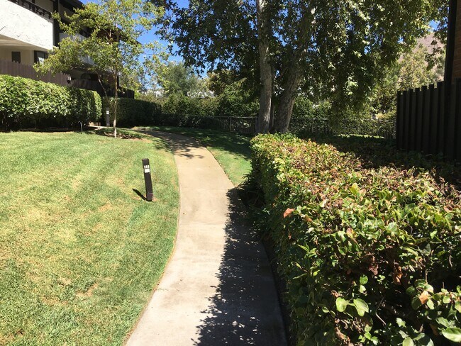 Foto del edificio - 31535 Lindero Canyon Rd