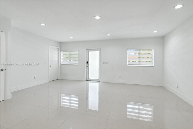 Foto del edificio - 4655 SW 14th St