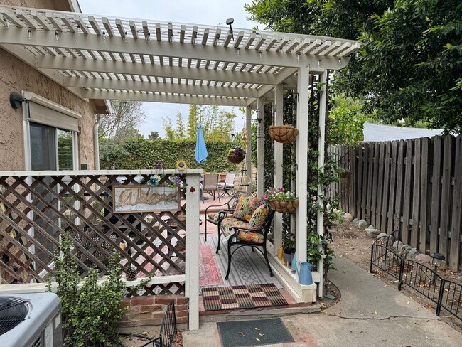 Foto del edificio - Nicely updated, one story Mission Oaks Home in Camarillo