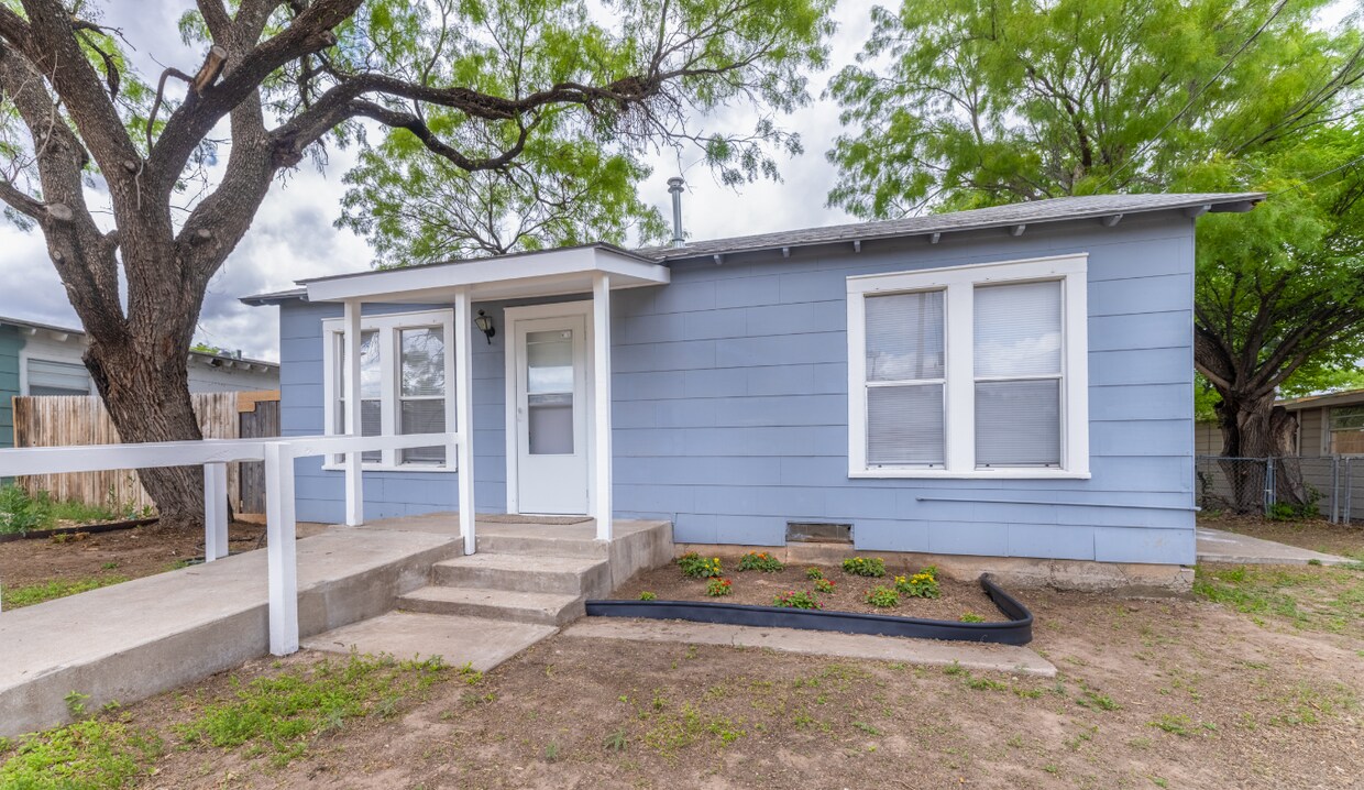 Primary Photo - 818 E Harris Ave