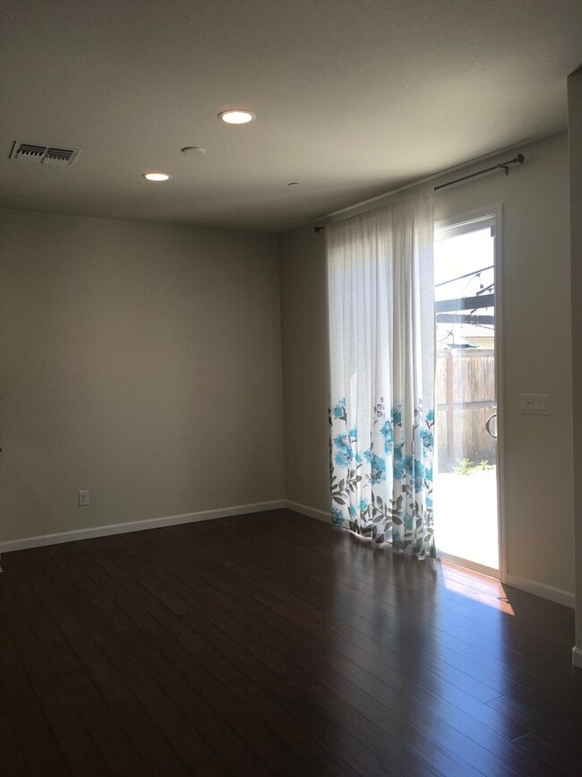 Foto del edificio - This immaculate single story 4Bedrooms, 2....