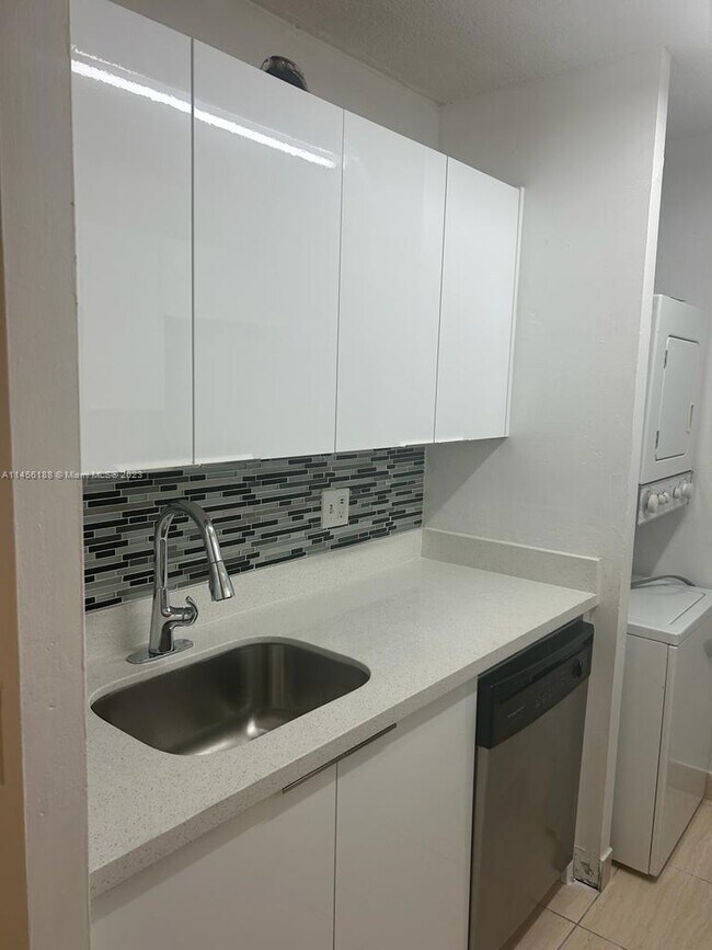 Building Photo - 10124 Twin Lakes Dr