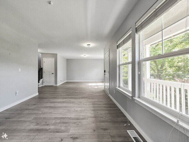 Building Photo - Spacious Remodeled 3BR Home Across from Ro...