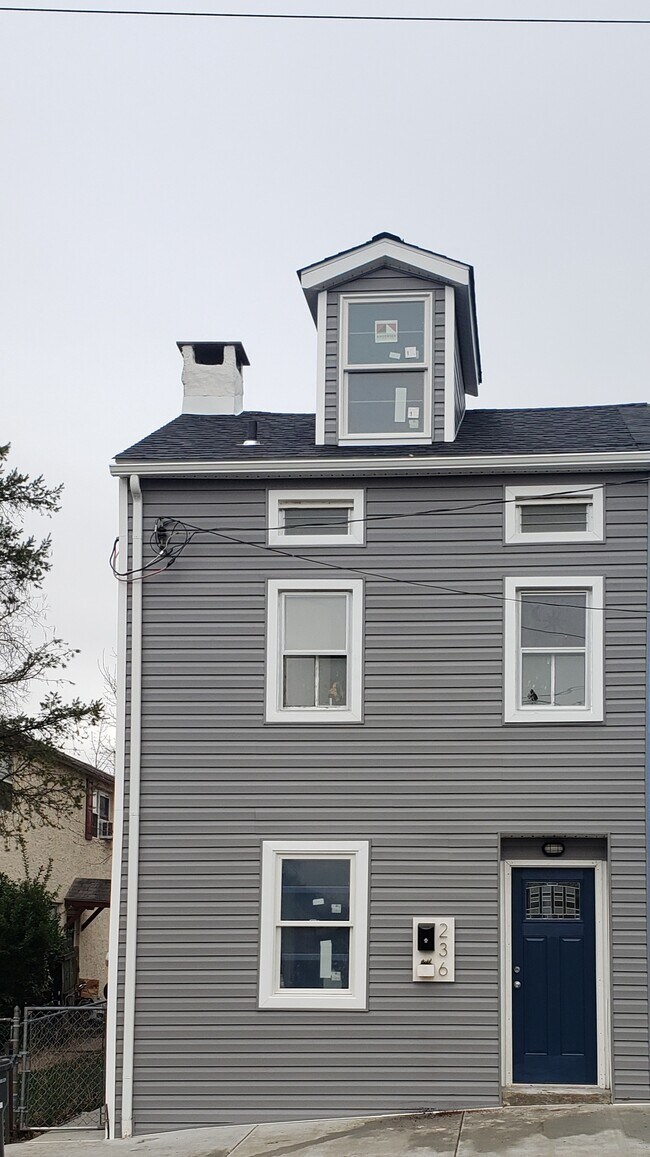 Building Photo - 236 Marshall St