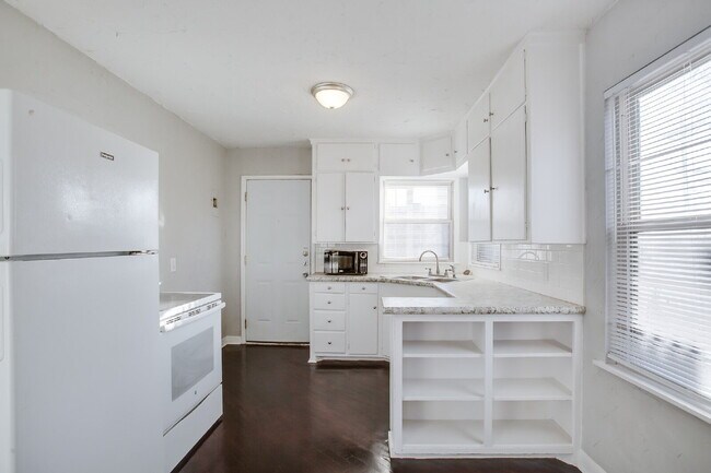 Foto del edificio - Spacious Three Bedroom Home With Modern Fl...