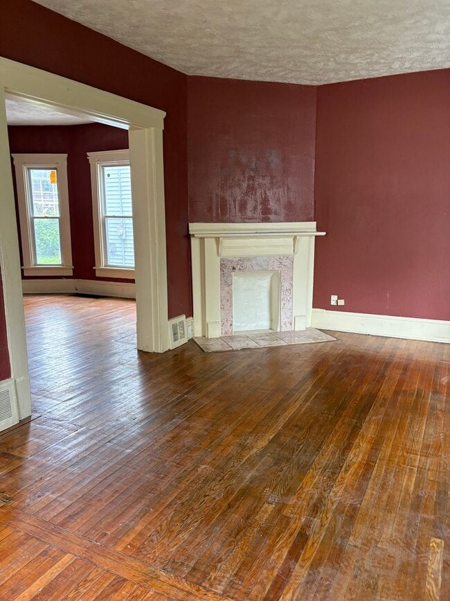 Building Photo - 3 Bedroom Single Family