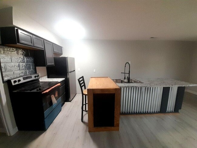 Building Photo - 2 Bedroom , 1 Bathroom Apartment!