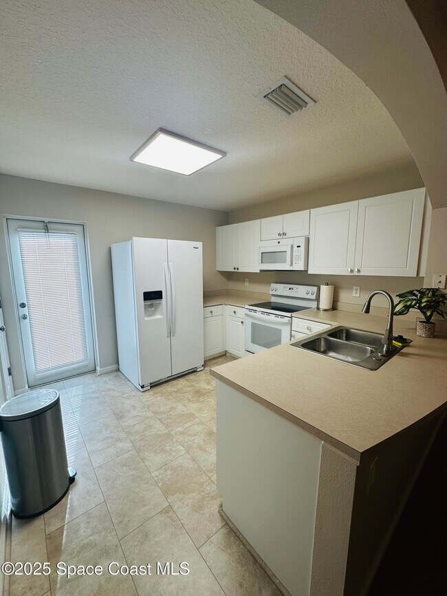 Building Photo - 890 Luminary Cir