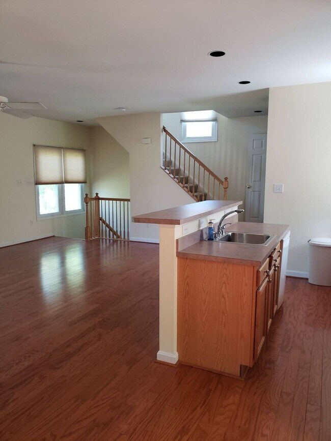 Foto del edificio - COMING SOON! END UNIT Lakelands TH Style Cottage with 2-car Garage