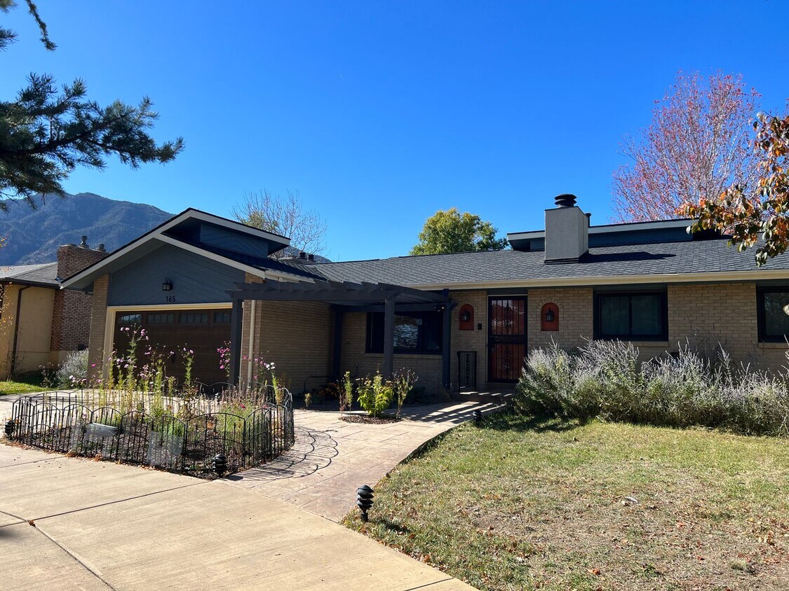 Foto principal - Walk to Country Club! D12 schools! 6 beds,...