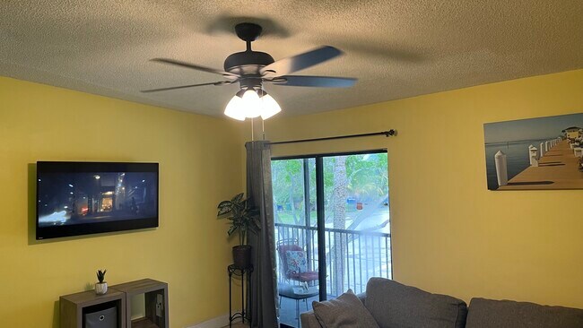 Ventilador de techo en cada habitación - 19700 SW 103rd Ct