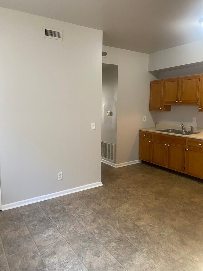 Foto del edificio - 6030A Etzel Avenue