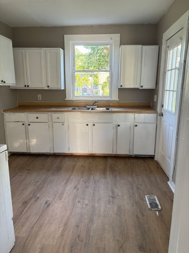 Building Photo - Charming 3-bedroom home, ready for you! Se...