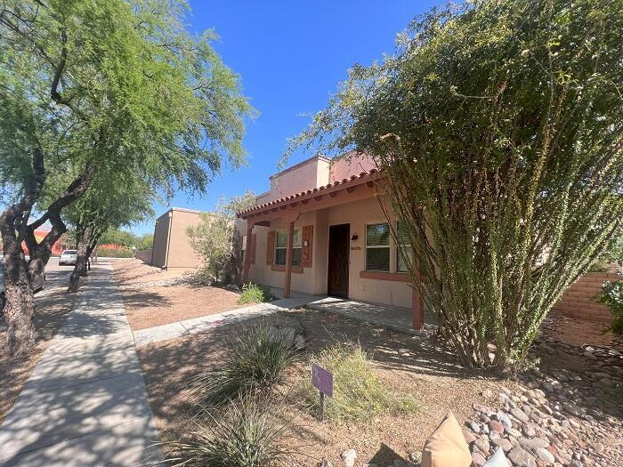 Building Photo - "Charming 3-Bed, 2-Bath Oasis in Tucson – Spacious 1717 Sq Ft Gem!"